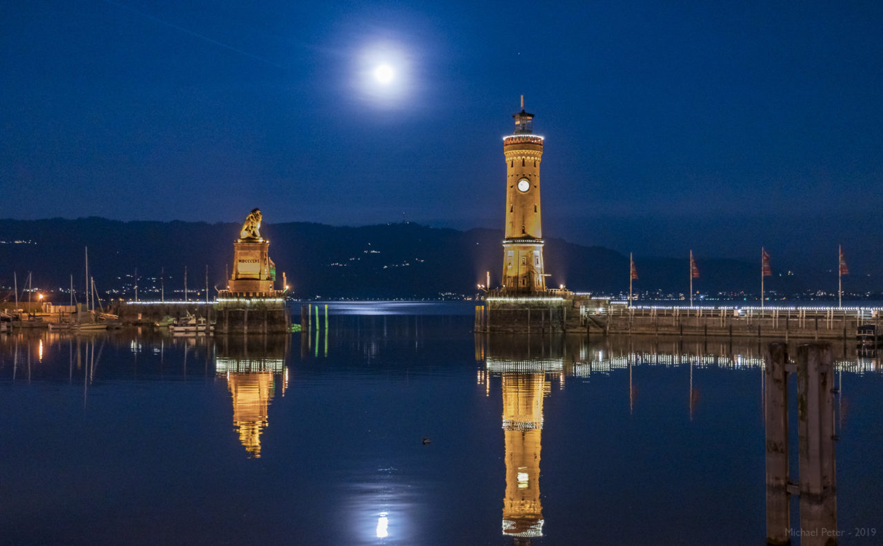 Vollmond über meinem Heimathafen Lindau